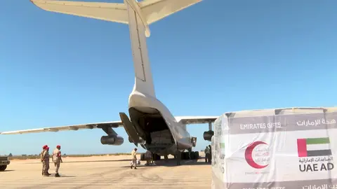 Uno de los aviones con ayuda humanitaria a Libia. (WAM)