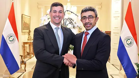 El presidente de Paraguay junto al ministro de Exteriores de EAU. (Twitter)