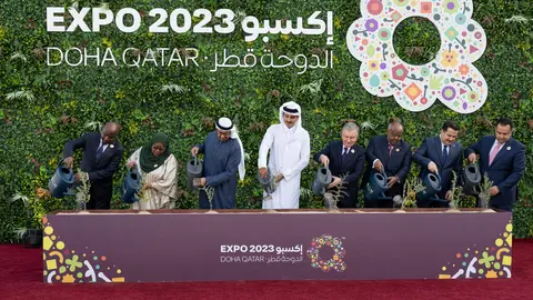 El presidente de EAU junto al emir de Qatar en la inauguración de la  Exposición. (WAM)