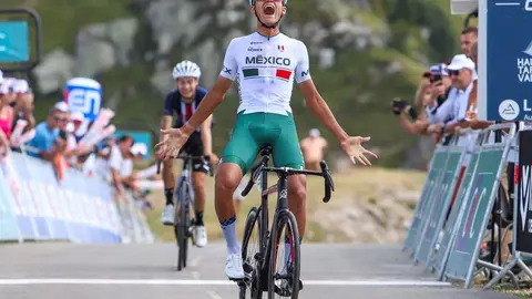 El ciclista mexicano en una imagen de Twitter.