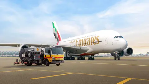 Un avión de Emirates recibe combustible de Shell. (Emirates)
