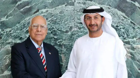 El ministro cubano y el vice ministro de EAU. (Twitter)