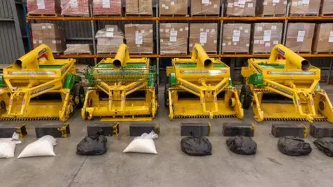 Las trilladoras junto a las drogas confiscadas. (Aduana de Dubai)