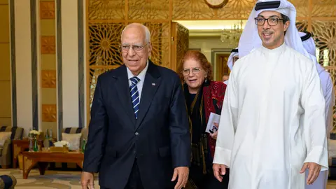 Ricardo Cabrisas junto al jeque Mansour bin Zayed en Abu Dhabi. (WAM)