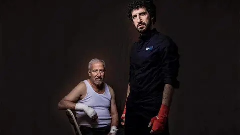 Marwan, de pie, junto a su padre, Salman, en una fotografía que se incluyó en la portada de su disco 'El viejo boxeador' en homenaje a su progenitor