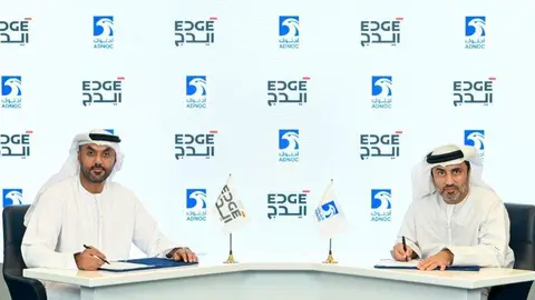 Un momento de la firma del contrato entre Adnoc y Edge. (WAM)