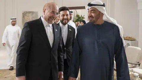 El presidente de Emiratos junto al representante de Irán. (WAM)