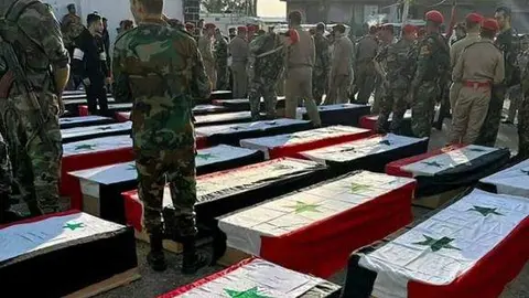 Ceremonia fúnebre por los fallecidos en el atentado en Siria. (Twitter)