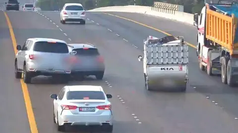 Una captura de pantalla del vídeo del accidente. (Policía de Abu Dhabi)