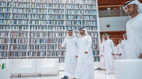 El jeque Mansour antes del anuncio de la plataforma de denuncia de delitos. (WAM)