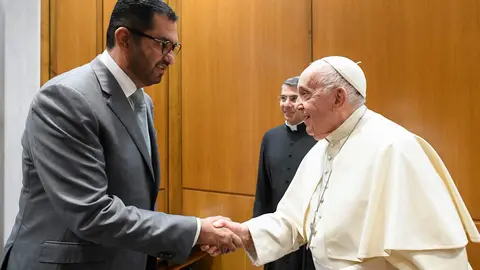 El ministro de EAU y presidente de la Cop28 saluda al papa Francisco. (WAM)