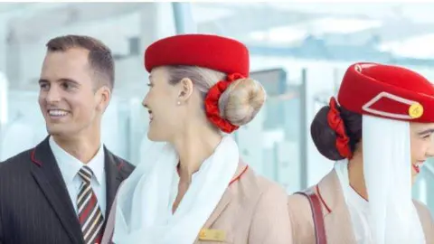 Personal de cabina de la aerolínea de Dubai Emirates. (Web Emirates)