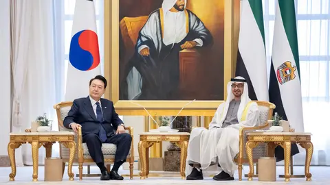 Los presidentes de Eemiratos y Corea del Sur en Abu Dhabi este año, (WAM)