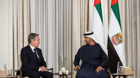 Un momento de una reunión de 2023 en Abu Dhabi del jeque Mohamed y Blinken. (WAM)