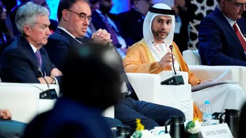 Mohamed Bin Hadi Al Hussaini habla durante la reunión del Comité Monetario y Financiero Internacional. (WAM)