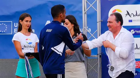 El presidente de la Diputación de Huelva, David Toscano, durante la entrega de las medallas de subcampeones a los jugadores de Emiratos Árabes Unidos. (Julián Pérez)
