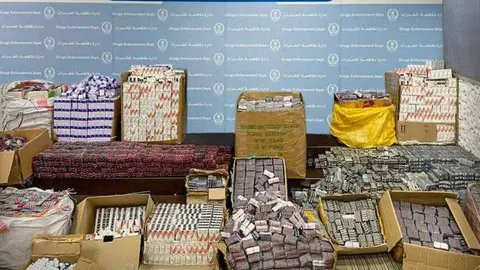 En la foto de la Policía de Sharjah el alijo de drogas confiscado.