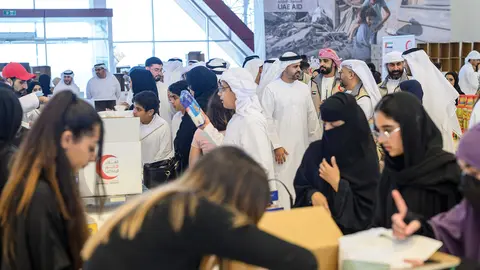 Los voluntarios empacan la ayuda para los palestinos. (WAM)