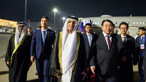 El gobernante del emirato de Ras Al Khaimah llega a Pekín para el foro de cooperación. (WAM)