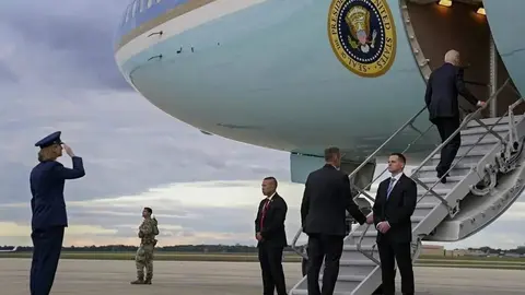 Biden sube al avión presidencia. (Twitter)