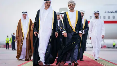 El ministro de Exteriores de EAU en el aeropuerto de Muscat. (WAM)