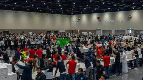 Un momento del empacado de suministros para Gaza en Abu Dhabi. (Twitter)