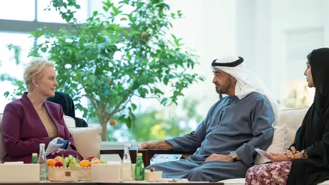 El presidente de EAU junto a la directora del FMA en Abu Dhabi. (WAM)