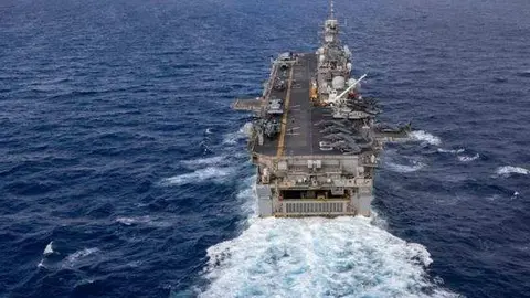 El buque de asalto anfibio clase Wasp USS Bataan viaja a través del Océano Atlántico. (Fuente externa)