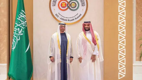El presidente de Emiratos junto al príncipe heredero saudí este viernes en Riad. (Twitter)