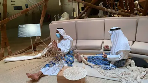 Artesanos emiratíes en Abu Dhabi. (EL CORREO)