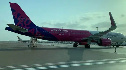 Un avión de Wizzair en el aeropuerto de Abu Dhabi. (EL CORREO)