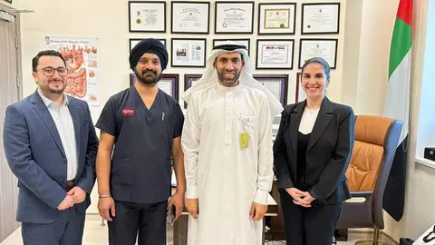 Segundo por la derecha el profesor Humaid Al Shamsi. (Twitter)