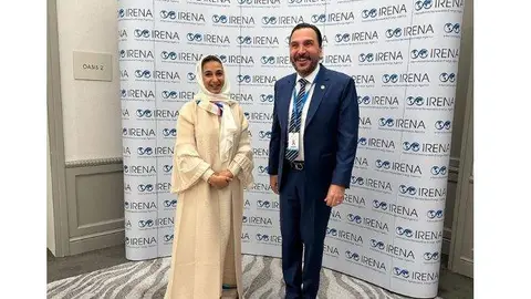 El embajador venezolano en Abu Dhabi junto a la representante permanente de EAU ante IRENA. (Cedida)