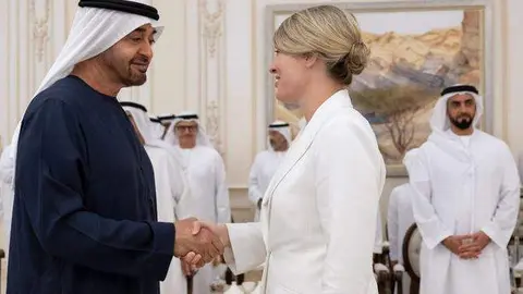 El jeque Mohamed bin Zayed Al-Nahyan y Melanie Joly en Abu Dhabi. (WAM)