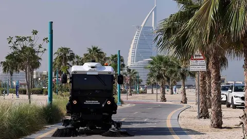 El vehículo limpiador autónomo en Jumeirah. (WAM)