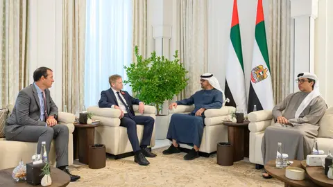 Un momento de la visita del secretario de Defensa británico a Abu Dhabi. (WAM)