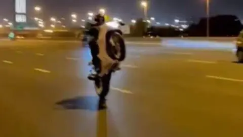 Una captura de pantalla del vídeo del motorista difundido por la Policía de Dubai.