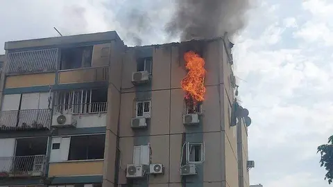 El impacto del cohete en el edificio residencial en Tel Aviv. (Twitter)