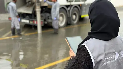 Actuación de un equipo de emergencias durante la lluvia en Dubai. (WAM)