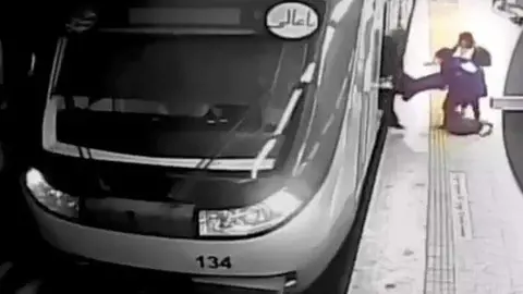 En esta imagen de archivo tomada de un video de una cámara de vigilancia y emitida en la televisión estatal iraní, mujeres sacan el cuerpo de Armita Geravand de un vagón del metro de Teherán.