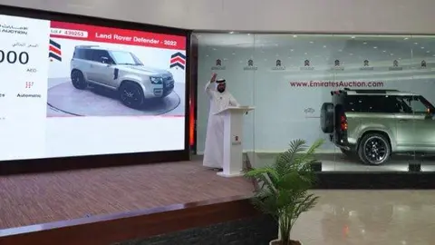 Una subasta de coches en Emiratos Árabes. (Twitter)