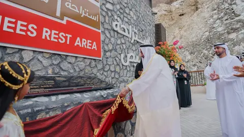 El gobernante de Sharjah visita el nuevo mercado en Khor Fakkan. (WAM)