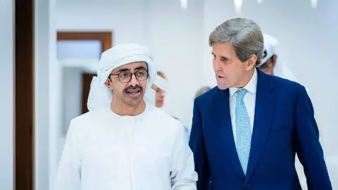 El ministro de Exteriores de EAU junto al enviado especial para el cambio climático de EEUU. (WAM)