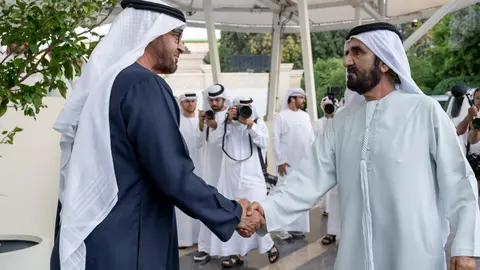 El presidente y el vicepresidente de Emiratos Árabes se saludan este martes en Abu Dhabi. (WAM)