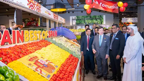 Autoridades e invitados recorren en hipermercado LuLu las galerías con productos españoles. (Cedida)