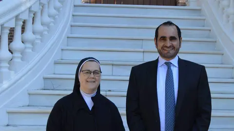 El embajador de Emiratos en Madrid junto a la responsable del Hogar Nuestra Señora de los Desamparados. (Cedida)