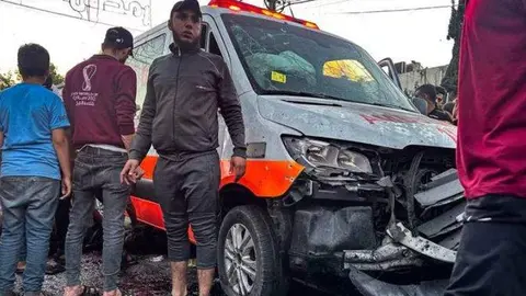 Estado en el que quedó la ambulancia tras el ataque. (Fuente externa)