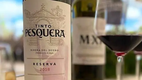 Botella de tinto Pesquera. (Twitter)