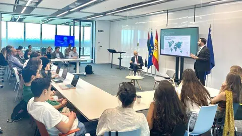 Un momento de la conferencia en la Universidad. (Cedida)