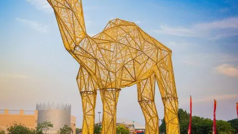 El camello iluminado en Riverland Dubai. (Instagram)